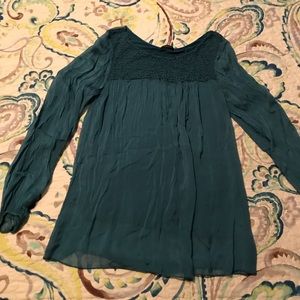 Flowey blouse with lace like detail.
